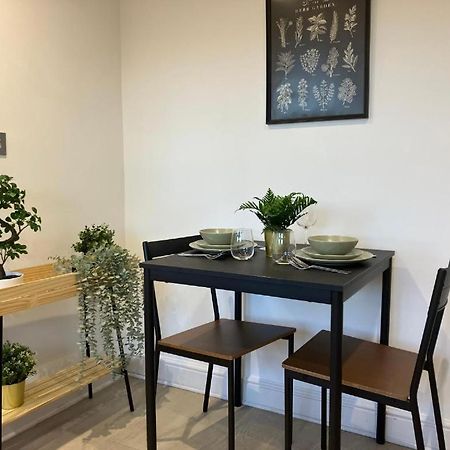 Apartmán Awesome Refurbished 1 Bed Flat Few Steps To High St ! - 2 East House Epsom Exteriér fotografie